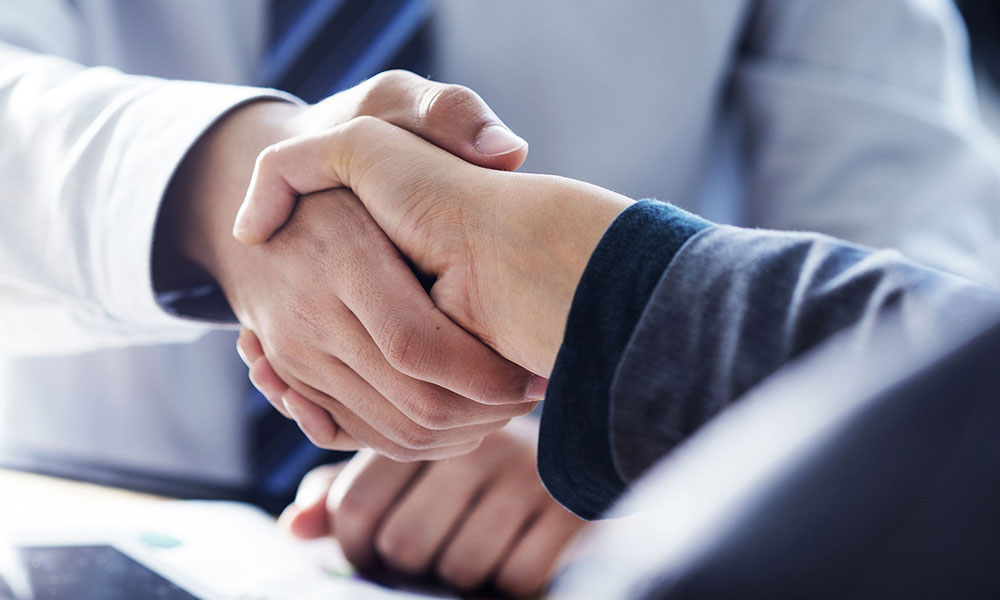 people-shaking-hands-lengthwise people shaking hands